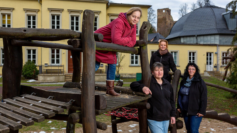 Anke Israel, Ilka Druhm, Vicky Füchtner und Bettina Weber (v.l.) riefen im Februar 2019 zu Spenden für den Spielplatz in Tharandt auf - mit Erfolg.