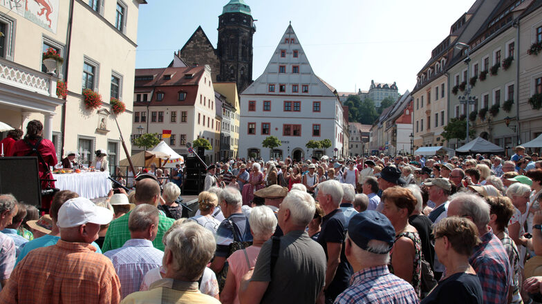 Zeitweise tummelten sich etwa 400 Gäste im barocken Markttreiben.