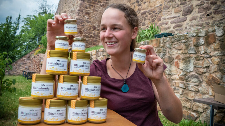 Paula Schiller hat ihren ersten selbst hergestellten Honig abgefüllt. Den Nektar haben die Leisniger Burgbienen gesammelt. Deshalb wird das süße Gold auch exklusiv im Museumsshop der Burg Mildenstein zu haben sein – solange der Vorrat reicht.