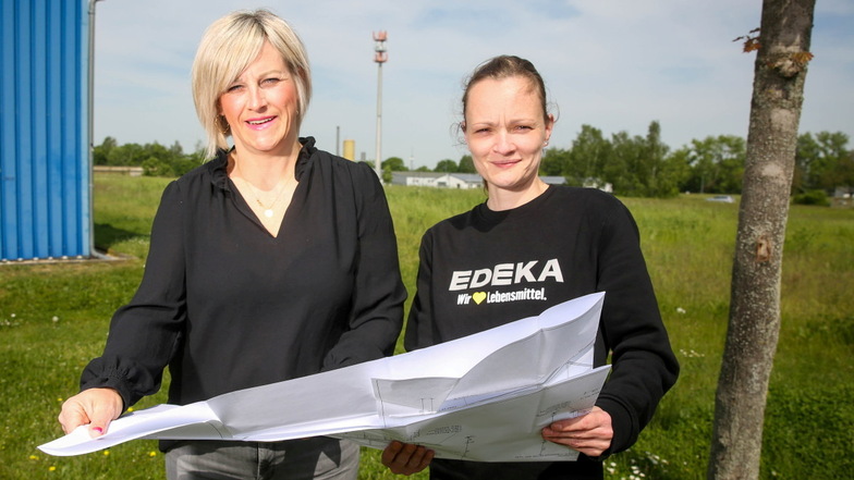 Baugenehmigung erteilt: Die Kamenzer Edeka-Markt-Chefin Manuela Peltzer (l.) und ihre leitende Mitarbeiterin Ivonne Chadli freuen sich auf den Baustart für den Markt-Neubau. Der soll direkt hinter dem betagte Altbau entstehen und doppelt so groß werden.