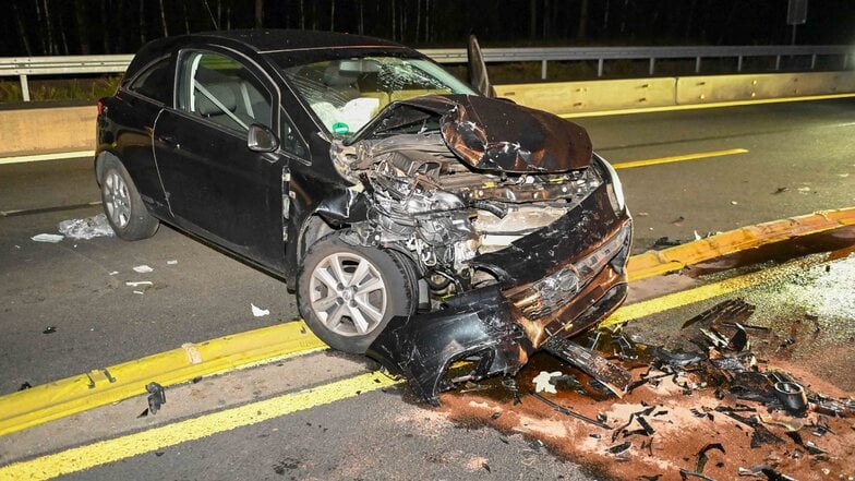 Ein VW ist nach einem schweren Unfall auf der A72 bei Zwenkau völlig zerstört.