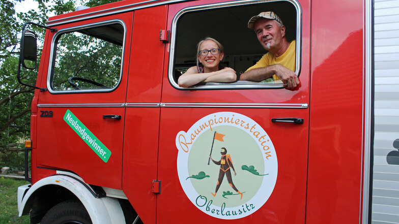 Arielle Kohlschmidt und Jan Hufenbach in ihrem Feuerwehrmobil