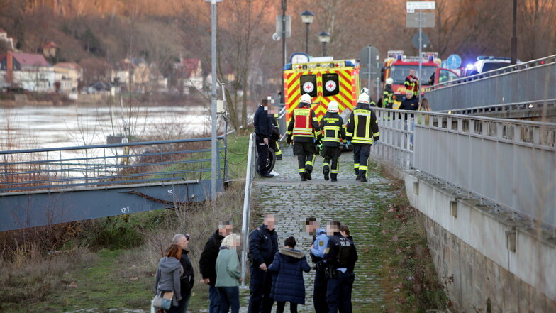 Rettungseinsatz am 3. Januar an der Elbe in Pirna. Dem 83-Jährigen, der aus dem Fluss gezogen wurde, geht es wieder gut.