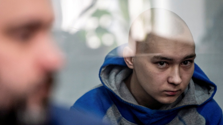 Der Angeklagte ist erst 21 Jahre alt. Äußerlich eher ein Junge als ein Mann. Vor Gericht in Kiew gestand er am Mittwoch eine brutale Tat.
Aus einem Auto heraus erschoss der russische Soldat Ende Februar einen unbewaffneten Zivilisten.