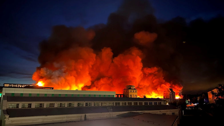 Großbrand in Dresden: Industriehalle wird zum Teil eingerissen