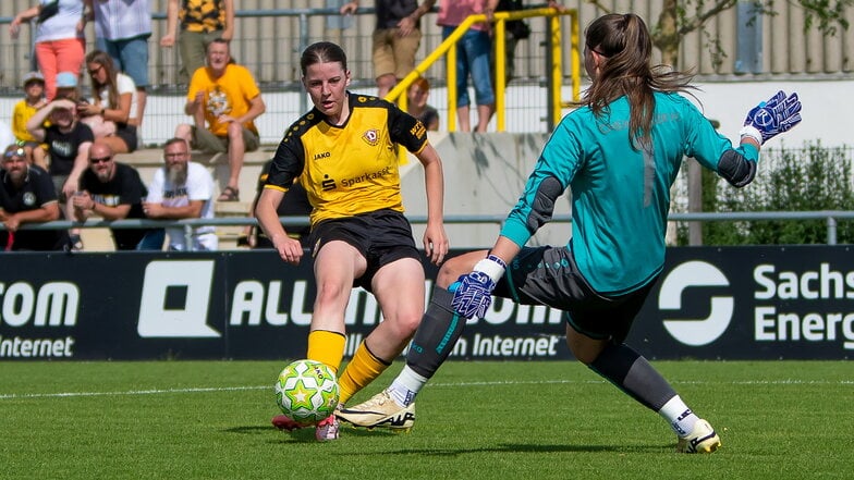 Gute Chance für Amelie Hilbich, kein Tor für Dynamo. Das neu gegründete Frauen-Team scheidet in der ersten Runde des Landespokals aus.