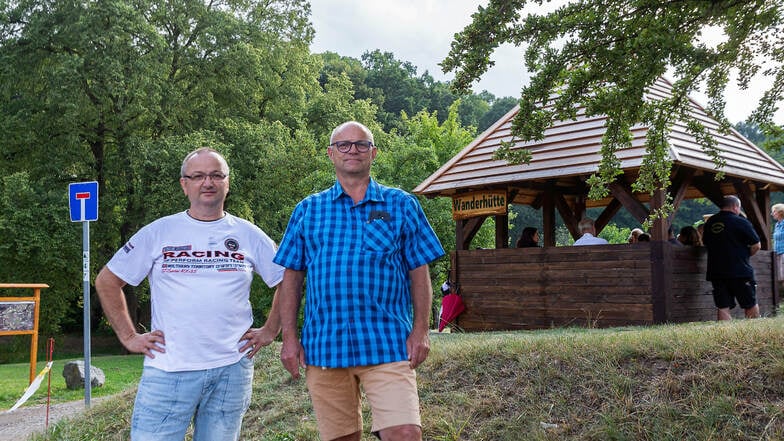 Stolze Väter des Erfolgs: Ortsvorsteher Thomas Käfer und Wanderwegewart Ralf Fichtner bei der Eröffnung der Wanderhütte.