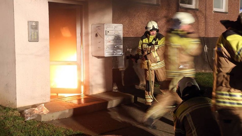 Am Freitag kurz vor Mitternacht kam es auf der Sanddornstraße in Gorbitz zu mehreren Bränden.
