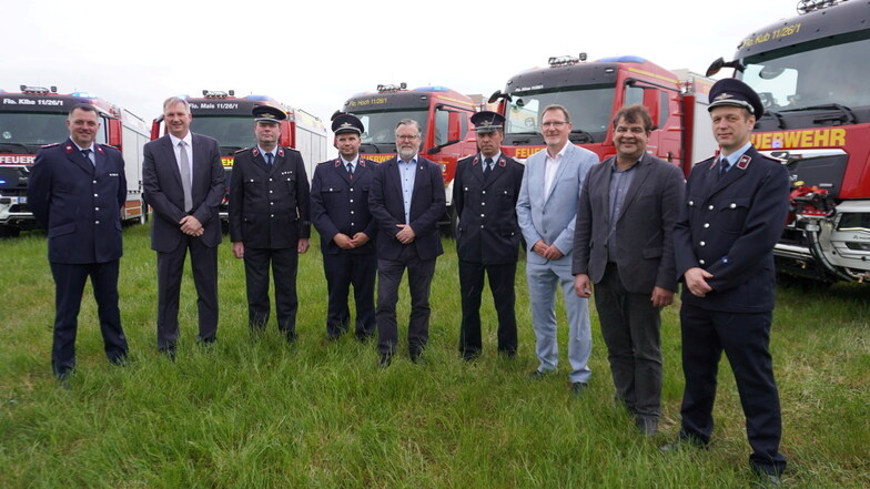 Gemeinsam mit Landrat Udo Witschas (l.) freuten sich die Bürgermeister der beteiligten Gemeinden und die Vertreter der Feuerwehren über die fünf neuen Tanklöschfahrzeuge.