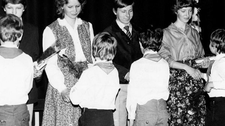 Junge Pioniere gratulieren: Jugendweihe in Niesky vor 1990.