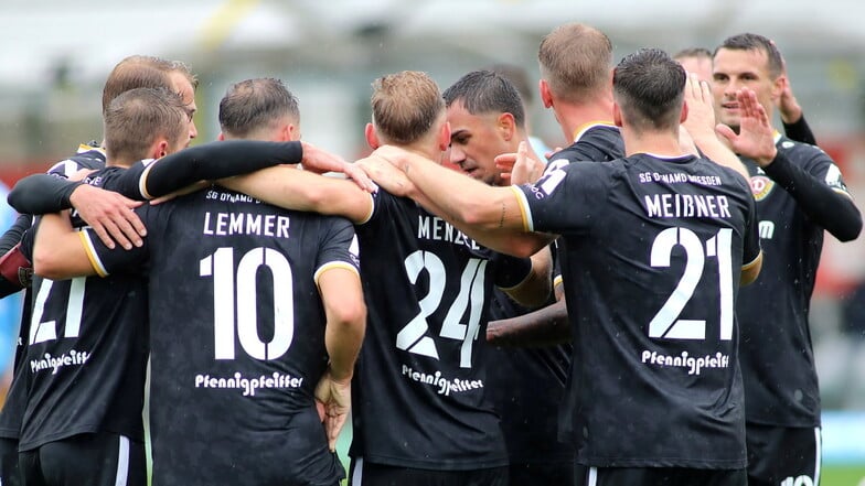 Die Dynamo-Profis bejubeln Tony Menzels (Nr. 24) ersten Treffer im Spiel bei 1860 München. Der Youngster tritt bei den Löwen nicht nur als doppelter Torschütze positiv in Erscheinung.