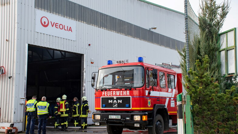 In der Entsorgungsfirma Veolia im Waldheimer Gewerbegebiet war im November eine Aktenvernichtungsanlage in Brand geraten. Die Harthaer Kameraden halfen beim Löschen des Feuers.