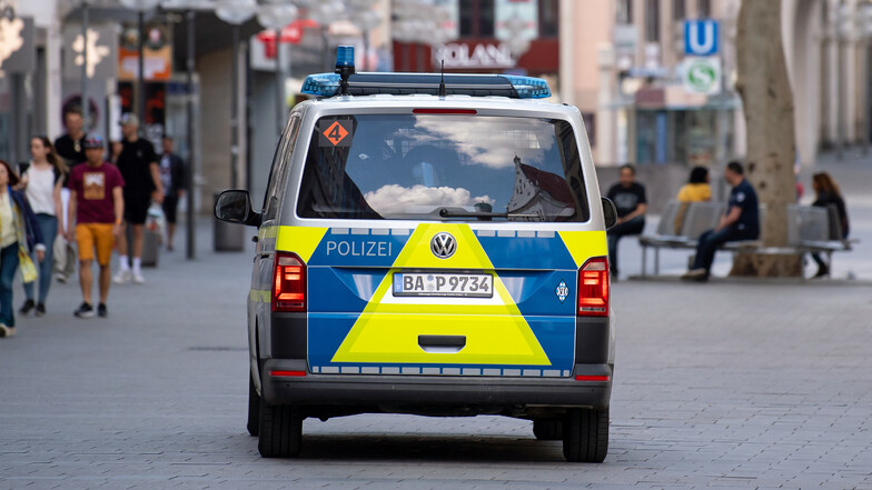 Die Polizei in München ermittelt gegen 23-Jährigen, der einen Journalisten des Bayrischen Rundfunks am Rande einer Corona-Pressekonferenz angegriffen hat.
