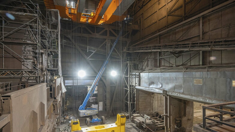 Der neue Chargierkran im Stahlwerk Riesa kann 150 Tonnen heben. Er löst einen Vorgänger von 1974 ab. Diese Woche soll das neue Gerät in Betrieb gehen – erst dann kann das Stahlwerk wieder produzieren.