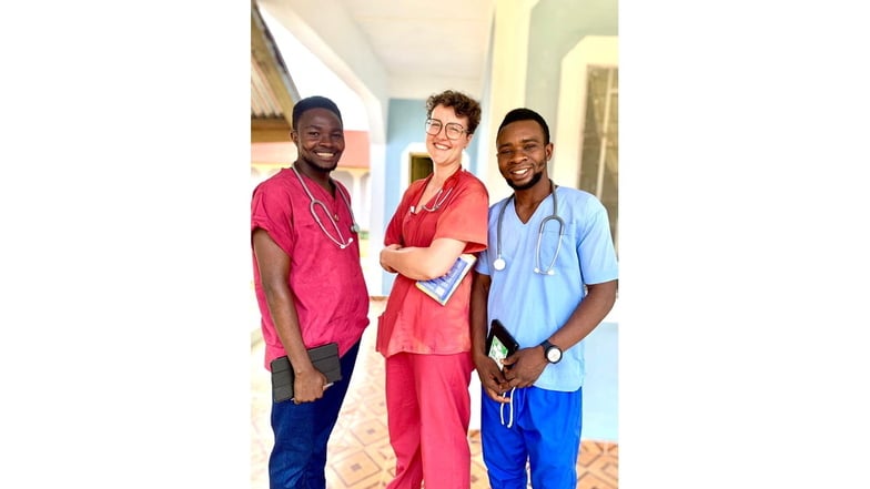 Das Pädiatrieteam in Sierra Leone (v. l.):  Peter, Angelina Beer und Ibrahim.
