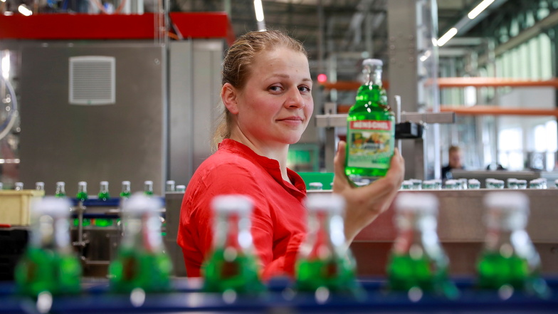 Prokuristin Lucie Kunath zeigt die erste in Großschönau abgefüllte Flasche Menschel-Limo.