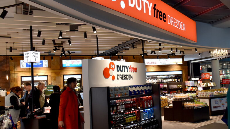 Geöffnet hat und bleibt der Duty-free-Shop am Airport, der notgedrungen nun auch Snacks anbietet, um die Passagiere hinter der Sicherheitskontrolle zu versorgen.