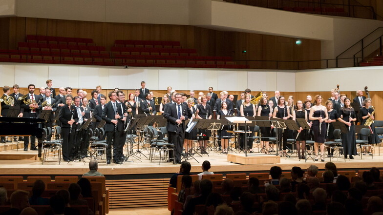 Die Dresdner Bläserphilharmonie gastiert am 8. März 2024 in Bautzen. Zusammen mit einem großen Chor interpretiert sie dann unter anderem eine Neukomposition von Stabat Mater.