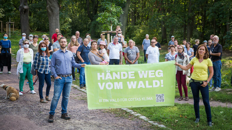 Eine Dresdner Bürgerinitiative will verhindern, dass ein Waldstück am Leutewitzer Park neuen Wohnhäusern weichen muss.
