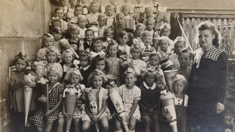 Ein historisches Foto von der damaligen Schulklasse.
