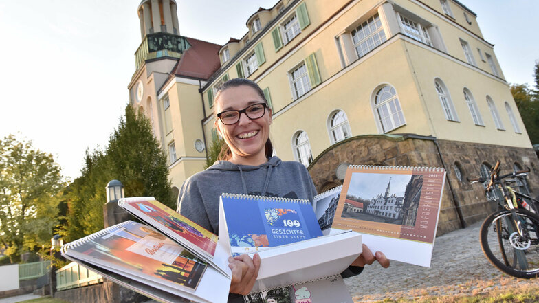 Die Projektmanagerin Katrin Hollube vom Familienzentrum Regenbogen Freital präsentierte den Jubiläumskalender zum 99. Geburtstag der Stadt.