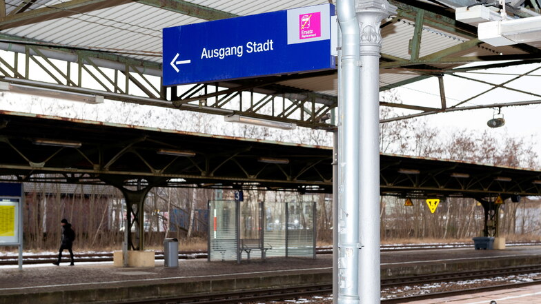 Auf dem Gelände des Bischofswerdaer Bahnhofs wurden Graffiti-Schriftzüge entdeckt.