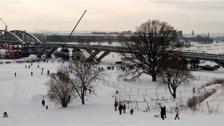 Bauarbeiten 2010  Im Dezember 2010 erfolgte das Einschwimmen des Brückenbogens, was auch als optisches Richtfest des Bauwerks galt.