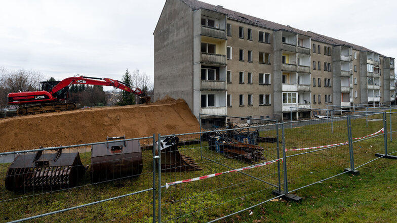 Die letzten Mieter zogen im vergangenen Jahr aus diesem Block an der Bergstraße in Bischofswerda. Nun wird das Gebäude mit 40 Wohnungen abgerissen.