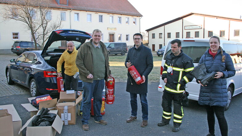Die Stadt Döbeln stellt Feuerlöscher, Stiefel und weitere Ausrüstung für die Feuerwehren Döbeln und Beicha in der Ukraine zur Verfügung.