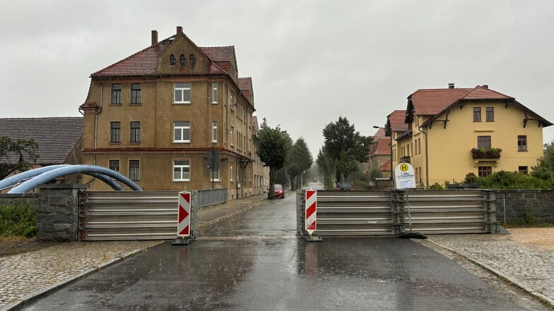 An der Bahnhofstraße in Ostritz hat die Feuerwehr eine Flutschutzwand installiert.