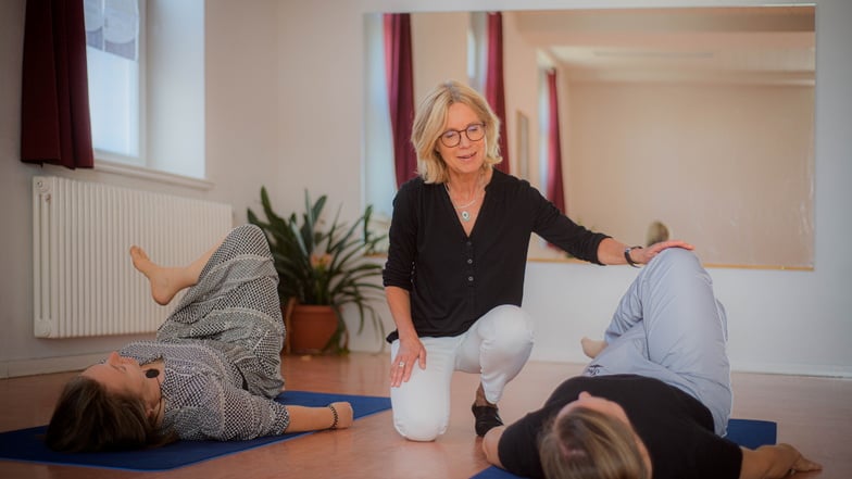 Gundula Scheidig leitet mit der Feldenkrais-Methode die Teilnehmer ihrer Kurse dazu an, verschiedene Bewegungsabläufe im Liegen, Sitzen oder Stehen zu erforschen und so dem Körper mehr Aufmerksamkeit zu schenken.