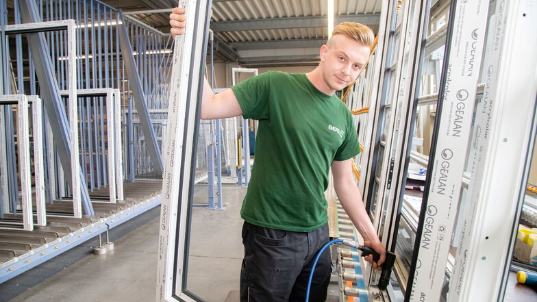 Die Rothenburger Firma Evers Bauelemente - hier Florian Zimmer beim Fensterbau - hat die Coronakrise gut gemeistert. Nun bekommt man aber den Engpass bei Stahl und Kunststoff zu spüren.
