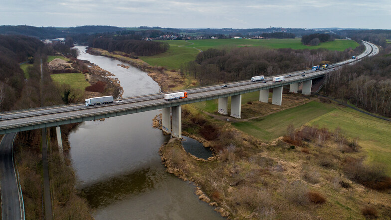 Trotz Baustelle soll der Verkehr auf der Muldebrücke bei Grimma in jeder Fahrrichtung zweispurig fahren können.