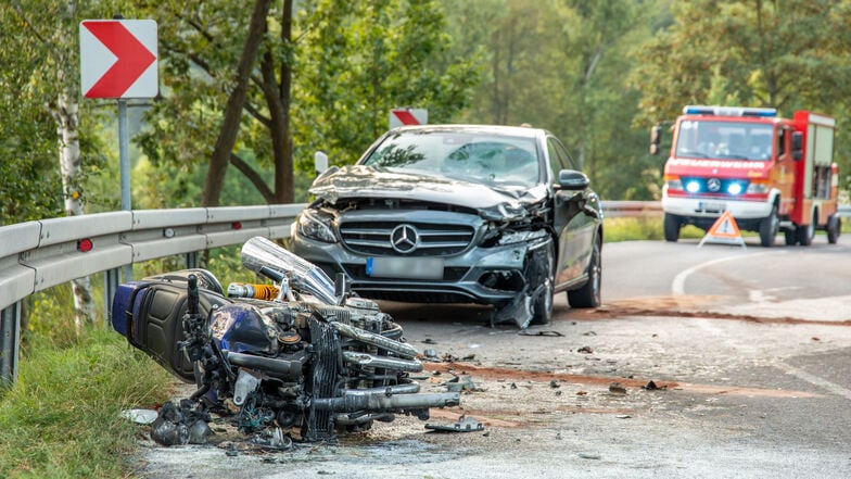 Das ausgebrannte Motorrad liegt nach einem Unfall auf der S235 im Erzgebirge.