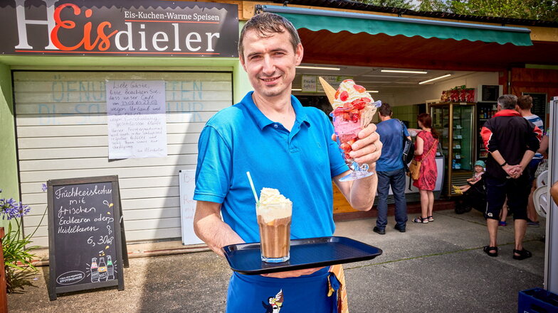 "Die Menschen ein bisschen glücklich machen." Eisdielenchef Wladimir Wagner mit Erdbeereisbecher und Eiskaffee auf dem Weg zu seinen Gästen.