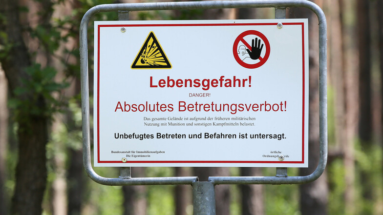 Ein Schild mit der Aufschrift "Lebensgefahr - Absolutes Betretungsverbot" steht auf einem Schild an einem Waldstück bei Volzrade. 