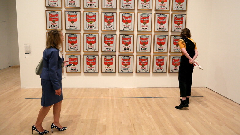 Neuer Klima-Protest: Frauen kleben sich an Warhols Suppen fest