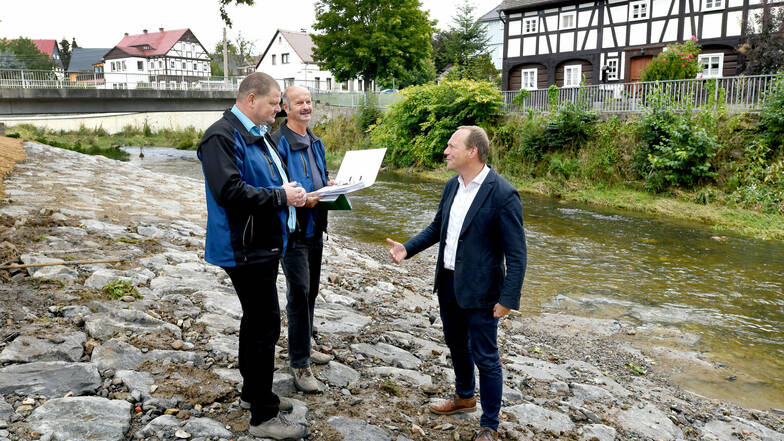 Sebastian Fritze (l.) und Uwe Matschulla von der Landestalsperrenverwaltung erklären Minister Wolfram Günther (r.) die Arbeiten.