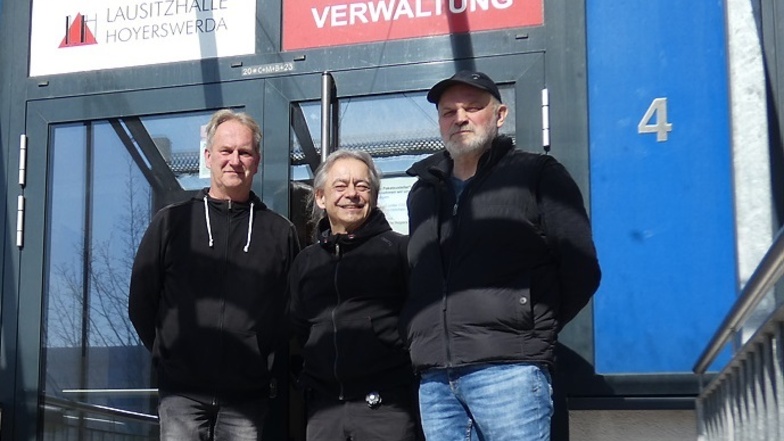 Torsten Rothe (v. l.), Torsten Hauser und Bernd Zobel können auf viele Arbeitsjahre in der Lausitzhalle, vormals HBE, zurückblicken.