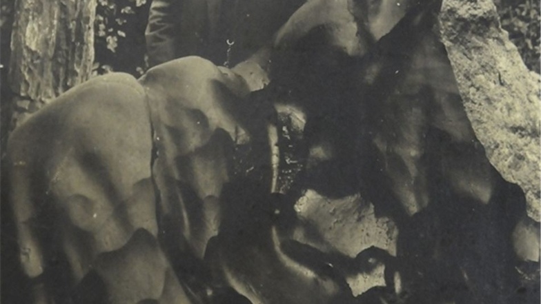 Das Bild zeigt Heinrich Lumpe hinter einem riesigen Basaltblock, den der Metallhändler zu Lehrzwecken in seinem Vogelschutzpark aufstellen ließ. Zu den größten Attraktionen des Lumpe-Parks zählte der steinerne Wald mit einem Rübezahl. Lumpe rettete damit 