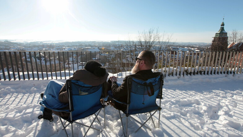 Nadine und Ulf aus Pirna nahmen am Valentinstag ein Sonnenbad im Schnee am Schlosshang. Nun aber wird es wärmer, die weiße Pracht geht dahin.