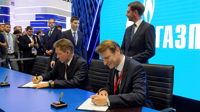 Ulf Heitmüller, Vorstandschef der VNG AG und Alexey Miller, CEO von Gazprom, unterzeichneten 2019 auf dem Wirtschaftsforum in St. Petersburg einen Liefervertrag. Jetzt sagt Heitmüller: "Das Verhältnis zu Russland wird nachhaltig leiden. Das ist eine drama