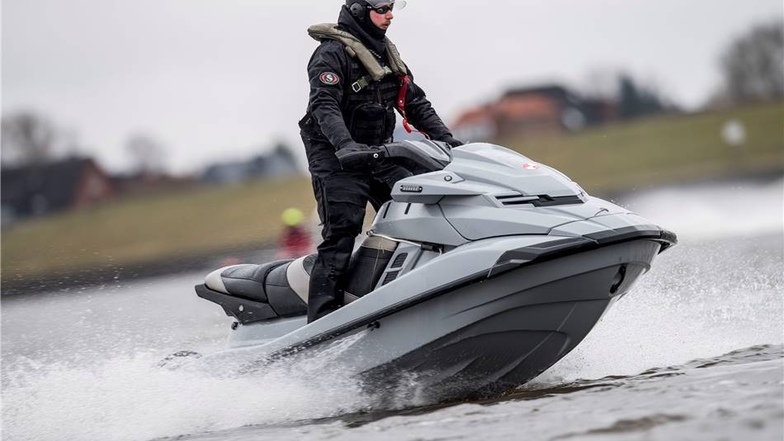 Ein Beamter der Hamburger Polizei trainiert auf einem Jetski-Boot auf der Elbe vor dem Hafen Oortkaten.
