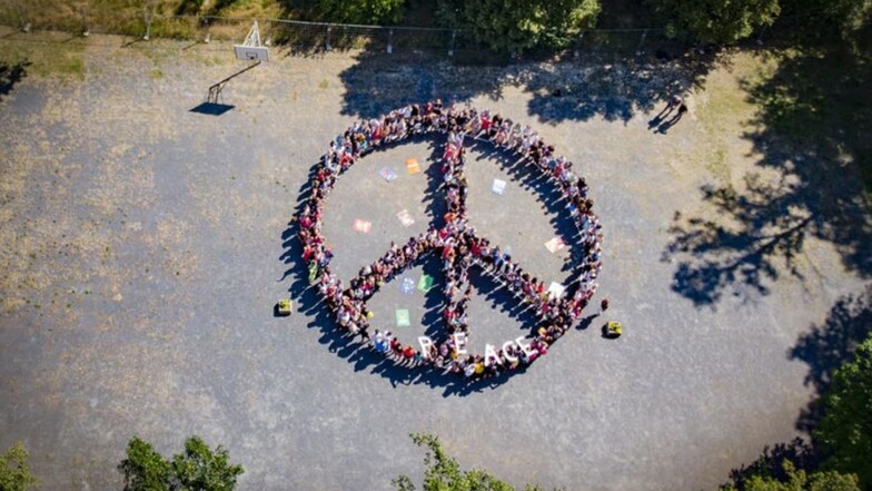 Ein Peace-Zeichen aus fast 300 Schülerinnen und Schülern wurde am Donnerstag auf dem Schulhof der 2. Oberschule Kamenz gebildet.