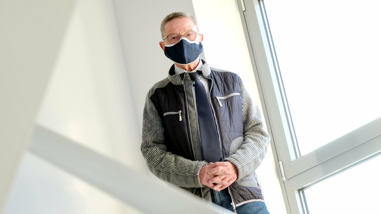 Uwe Klingor, Bürgermeister Gemeinde Käbschütztal, geschützt mit Mund-Nasen-Schutz. Er geht mit gutem Beispiel voran.