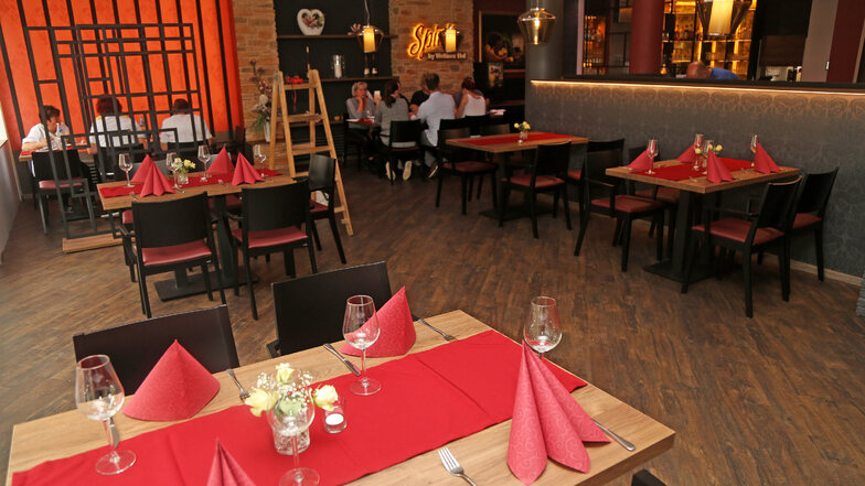 Nur mäßig besetzt: Restaurant Wettiner Hof in Riesa. Ab nächste Woche dürfen in Sachsen wieder größere Hochzeitsfeiern oder Geburtstage in Gaststätten stattfinden.