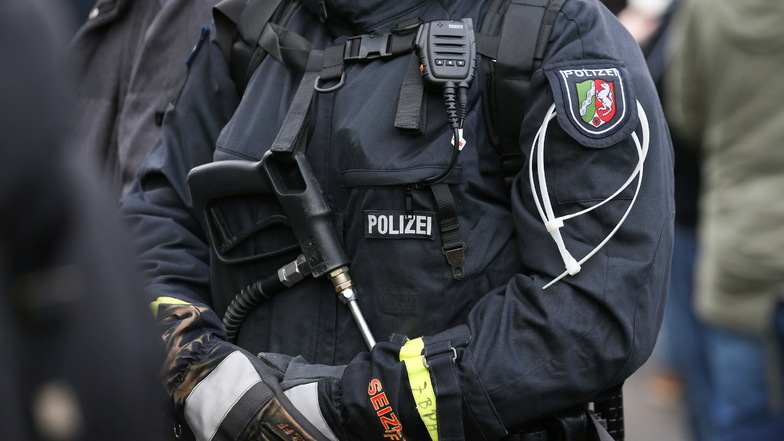 Ein Polizist des Mobilen Einsatzkommando in Berlin wird verdächtigt seine Kollegin mit K.O.-Tropfen betäubt zu haben.
