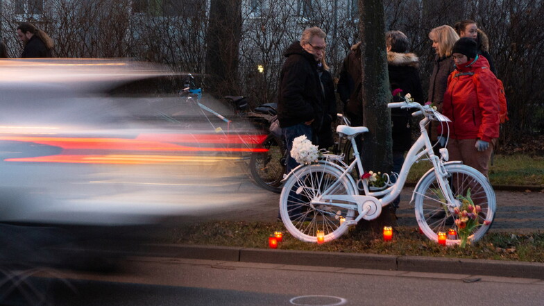 Gedenken an getötete Radfahrer: Weiße Geisterräder gibt es mittlerweile in vielen deutschen Städten, allein in Berlin sind es inzwischen rund 150. Dieses hier wurde nach einem tödlichen Unfall an der Reicker Straße in Dresden aufgestellt.