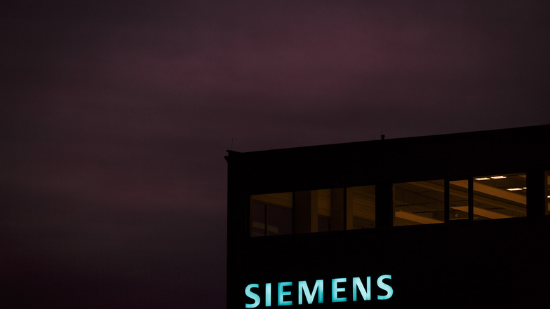 Das Siemens-Logo an einer Montagehalle in Görlitz