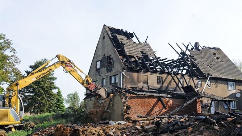 Die Scheune des Vierseithofes wurde bereits am Freitagmorgen durch die Harthaer Firma Dähne abgerissen. Auch ein Teil des Wohnhauses steht nun nicht mehr.